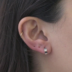 Aretes huggie elaborados en oro blanco de 14k, para perforaciones de cartílago y tragus, joyeria minimalista, joyeria hipoalergenica.