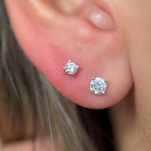 Diamond Solitaire Labret White Gold Stud Earring, Diath Conch Helix Tragus Cartilage Piercing, Threaded 18G Flatback, Gift for Her/Mom/Bride