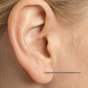 Pendiente en forma de Cruz con Diamantes en Oro Sólido de 10K, Pendiente Minimalista, Delicado, de Cartílago, Joyería fina e Hipoalergénica.