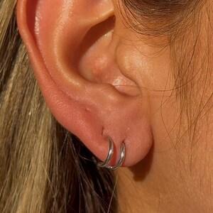 Aretes en forma de cuff, elaborados en Oro Blanco de 14k, piercing de lóbulo, aros de cartílago, joyería fina para piercing de lóbulo.