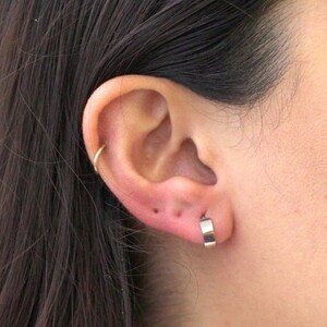 Aretes huggie elaborados en oro blanco de 14k, para perforaciones de cartílago y tragus, joyeria minimalista, joyeria hipoalergenica.