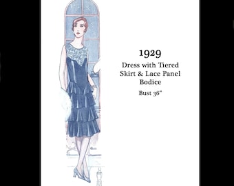 Pode incluir: Uma ilustração vintage de uma mulher vestindo um vestido azul com um painel de renda e uma saia em camadas. O vestido é de 1929 e tem um tamanho de busto de 91 cm. O texto "BRIGHT YOUNG THINGS" está na parte inferior da imagem.