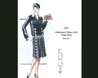 Pode incluir: Uma ilustração em preto e branco de um vestido de tarde de 1927 com saia de tulipa. O vestido tem um colarinho branco e bolinhas brancas. A modelo está usando um chapéu preto e segurando uma bolsa marrom. O texto "1927 Vestido de tarde com saia de tulipa Busto 38" está impresso abaixo da ilustração.