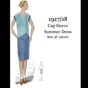 Pode incluir: Ilustração de um vestido de verão vintage de 1927/28. O vestido com mangas curtas é de duas cores, com uma parte superior azul clara e uma saia azul mais escura. Medida do busto: 96 cm.