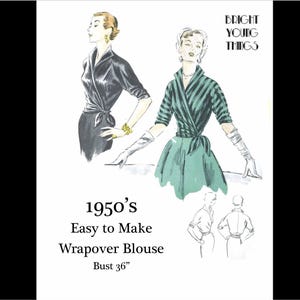 Può includere: Illustrazione di due camicette a portafoglio da donna. L'immagine è etichettata "1950's Easy to Make Wrapover Blouse Busto 91 cm". Una camicetta è nera, l'altra è verde e a righe. Il testo "Bright Young Things" è in alto.