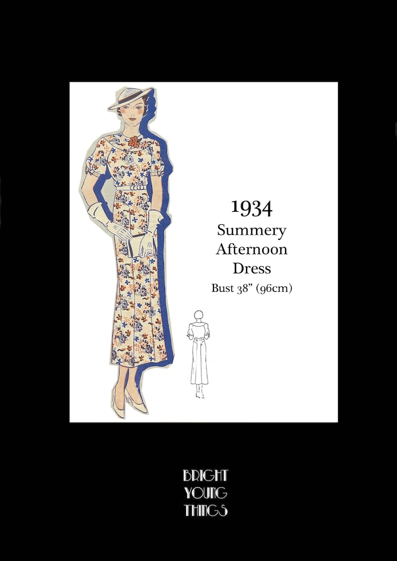 Pu&ograve; includere: Illustrazione di un abito da pomeriggio estivo del 1934 con motivo floreale, busto 96cm. L'abito ha maniche corte, vita aderente e gonna lunga. L'immagine include una donna con cappello, guanti e tacchi.