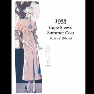 Può includere: Illustrazione di un cappotto estivo con maniche a mantella del 1933. Il cappotto è di colore beige chiaro con un design a mantella sulle spalle. Circonferenza del busto 88 cm. L'illustrazione mostra una donna con cappello e guanti, con un cappotto lungo e fluido.
