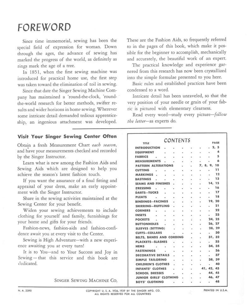 Pu&ograve; includere: Pagina di un libro vintage del 1936 di Singer Sewing Machine Co. con il titolo "FOREWORD" e un sommario. Il testo tratta la storia del cucito, le tecniche e il Singer Sewing Center.