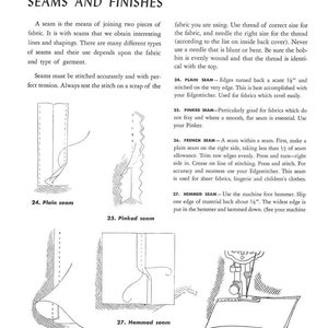 Pu&ograve; includere: Illustrazione da una guida di cucito intitolata "Seams and Finishes". L'immagine mostra diagrammi di diversi tipi di cuciture, tra cui cuciture semplici, smerlate, francesi e orlate. Il testo fornisce istruzioni.