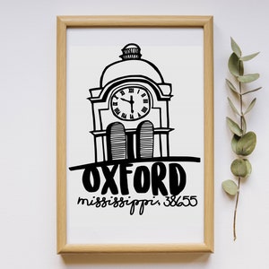 Puede incluir: Dibujo en blanco y negro de una torre del reloj con el texto "Oxford, Mississippi, 38655" debajo.