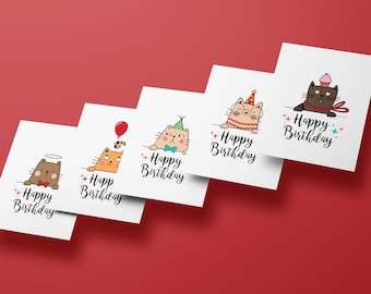Op de afbeelding: Vier witte wenskaarten met verschillende illustraties van katten die feestmutsen en accessoires dragen. Elke kaart heeft de tekst "Happy Birthday" in een handschrift.