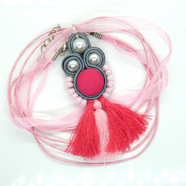 Collana Button Rosa, ciondolo collana soutache, collana boho stravagante