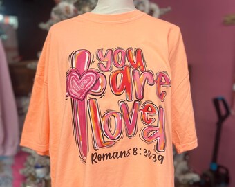 Camiseta Romans Comfort Colors You Are Loved, camiseta de cuello redondo de Christian Gildan, ropa de otoño, camiseta de Gildan, camiseta CC