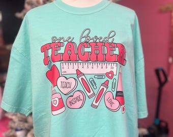 Camiseta con colores cómodos de San Valentín de One Lucky Teacher, camiseta de cuello redondo de Gildan, artículos de San Valentín de Reading, camiseta de Gildan, camiseta CC