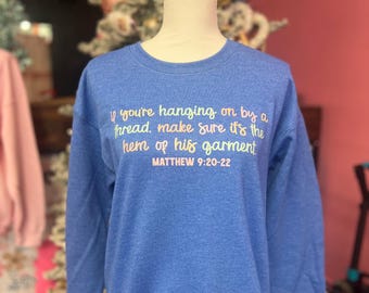 Si estás colgando de un hilo, Mateo 9:20-22Camiseta Comfort Colors, Camiseta de cuello redondo cristiana Gildan, Ropa de otoño, Camiseta Gildan, Camiseta CC