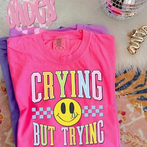 Camiseta "Llorando pero intentándolo" con colores cómodos, cuello redondo sarcástico de Gildan, ropa de primavera, camiseta de Gildan