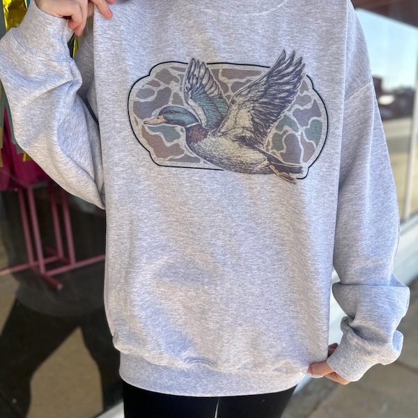 Camiseta Gildan de cuello redondo vintage sublimada con diseño de pájaro mallard en vuelo y camuflaje de la vieja escuela, camiseta Gildan