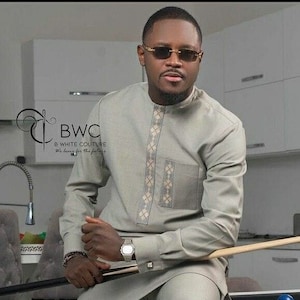 Nigeriaanse autogele hoeden met kantstoffen herenkleding, dames veren fan, outfit galapak, traditionele top trouwjurken kleding