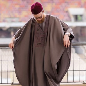 Nigeriaanse autogele hoeden met kantstoffen herenkleding, dames veren fan, outfit galapak, traditionele top trouwjurken kleding