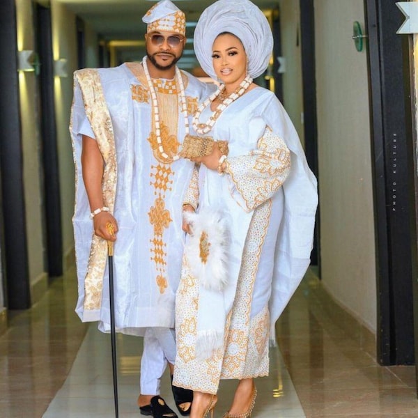 Bijpassende bruiloftsoutfits traditionele Aso Oke ofi draagt witte en gouden kleding kleding voor dames, jurk Afrikaanse Nigeriaanse pakken bruidegom