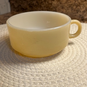 Vintage Cremefarbene Glasbake Suppentasse