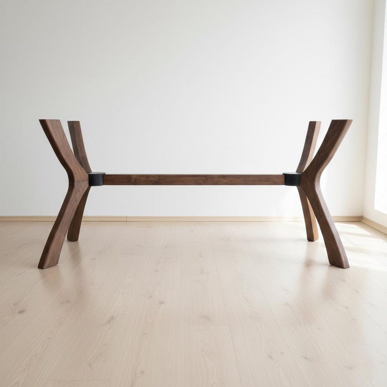 Puede incluir: Base de mesa de madera moderna con acabado marr&oacute;n oscuro. La base presenta un dise&ntilde;o &uacute;nico con patas anguladas y una viga de soporte horizontal. Las patas est&aacute;n conectadas con detalles met&aacute;licos negros. Adecuada para una mesa de comedor o de centro.