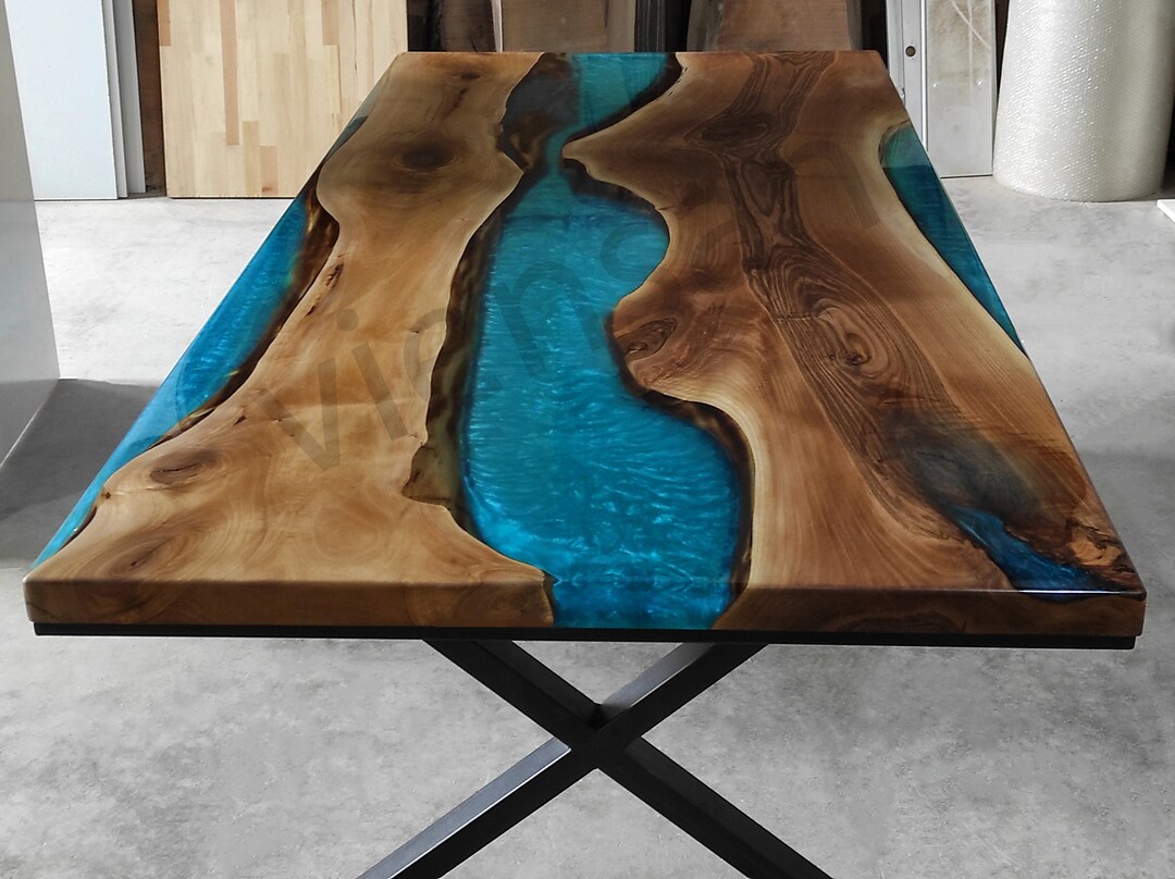 Tavolo da pranzo River in resina epossidica color noce Italia