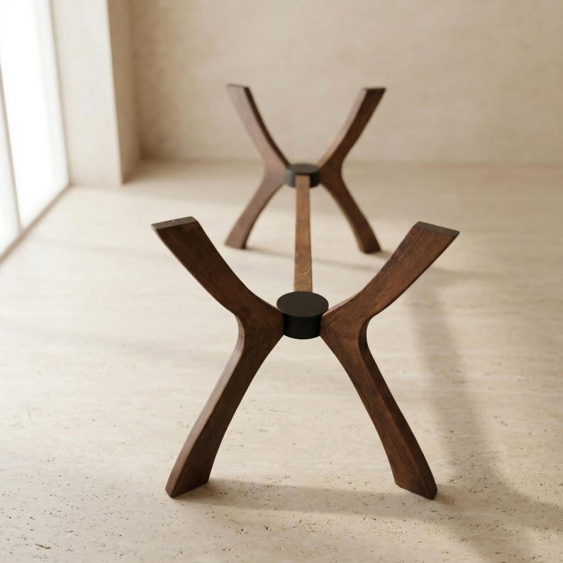 Puede incluir: Una base de mesa de madera con acabado marr&oacute;n oscuro. La base presenta dos conjuntos de patas cruzadas conectadas por una viga central y conectores met&aacute;licos negros. Las patas est&aacute;n anguladas y curvadas.