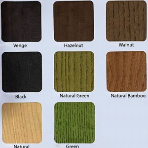 Op de afbeelding: Een kleurenkaart met acht vierkante houtnerfmonsters met de labels: Venge, Hazelnut, Walnut, Black, Natural Green, Natural Bamboo, Natural en Green. Elk vierkant toont een unieke houttextuur en kleurvariatie op een witte achtergrond.