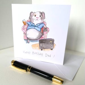 Tarjeta de conejillo de Indias gris y blanco "Couch Potato": un cerdito frente al televisor con su pinta. De una original tarjeta de cumpleaños de acuarela para un conejillo de Indias.