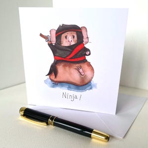 Tarjeta de conejillo de Indias marrón "¡Ninja!": Un cerdito ninja de una original tarjeta de cumpleaños de acuarela para un niño conejillo de Indias. ¡Un conejillo de Indias divertido!