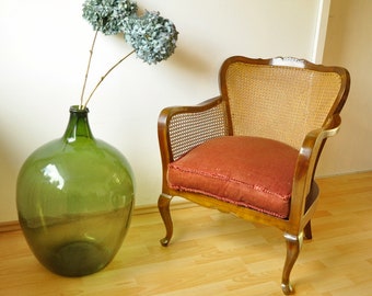 chaise en bois en canne vintage, fauteuil large à la canne, fauteuil du milieu du siècle, fauteuil en boîte, chaise en canne du milieu du siècle
