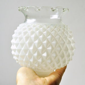 abat-jour en verre vintage, abat-jour en verre blanc, motif en relief en verre, abat-jour de remplacement, abat-jour de lampe de table, abat-jour de table de chevet, de Yougoslavie