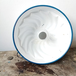 Vintage Enamel mold, Round Pastry mold,  White baking mold, Rustic enamel mold, Bundt cake mold, Kougelhopf, Jelly Jello, enamel kitchenware