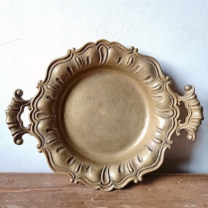 Antiek messing tafelblad met handgrepen, sierlijke decoratieve messing serveerschaal jaren 1920, gepatineerde afwerking