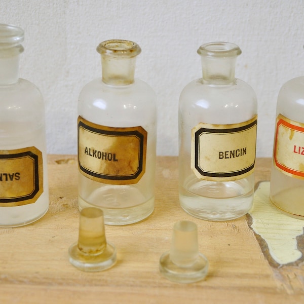 Bouteilles médicales anciennes, avec étiquette originale, bouteilles médicinales, lot de 4 bouteilles, bouteille d’alcool, bouteille de bencine, bouteille d’immortelle, lizol