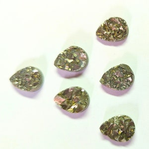 5 Pes. Lot Goldener Pyrit Basalt Durzy Birnenform Cabochon kalibrierte Größe - 5x7,6x8,8x10,10x12,10x14,12x16,13x18,18x25MM für Schmuckherstellung.