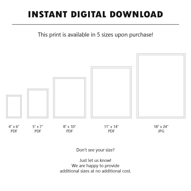 K&ouml;nnte beinhalten: Eine Grafik, die f&uuml;nf verschiedene Gr&ouml;&szlig;en von digitalen Drucken zeigt, die zum Kauf angeboten werden. Die Gr&ouml;&szlig;en sind 4x6 Zoll, 5x7 Zoll, 8x10 Zoll, 11x14 Zoll und 18x24 Zoll. Der Text "INSTANT DIGITAL DOWNLOAD" befindet sich oben auf der Grafik. Der Text "This print is available in 5 sizes upon purchase!" befindet sich unter dem Titel. Der Text "Don't see your size?" befindet sich unter den Gr&ouml;&szlig;enoptionen. Der Text "Just let us know! We are happy to provide additional sizes at no additional cost." befindet sich unter dem vorherigen Text.