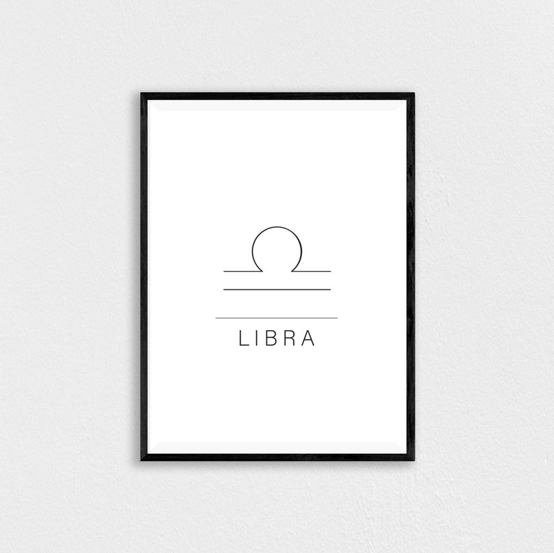 K&ouml;nnte beinhalten: Ein gerahmter Druck mit dem Sternzeichen Waage. Das minimalistische Design zeigt eine Strichzeichnung der Waage und das Wort &bdquo;LIBRA&ldquo; in Schwarz auf wei&szlig;em Hintergrund. Der Rahmen ist schwarz.