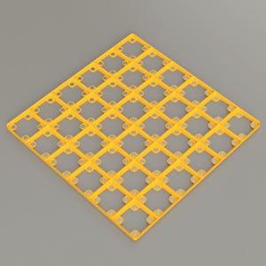 K&ouml;nnte beinhalten: Ein gelbes Kunststoffgitter mit rautenf&ouml;rmigem Design. Das Gitter besteht aus quadratischen &Ouml;ffnungen und kleinen kreisf&ouml;rmigen L&ouml;chern, wodurch ein gitterartiges Muster entsteht. Das Objekt befindet sich vor einem grauen Hintergrund.