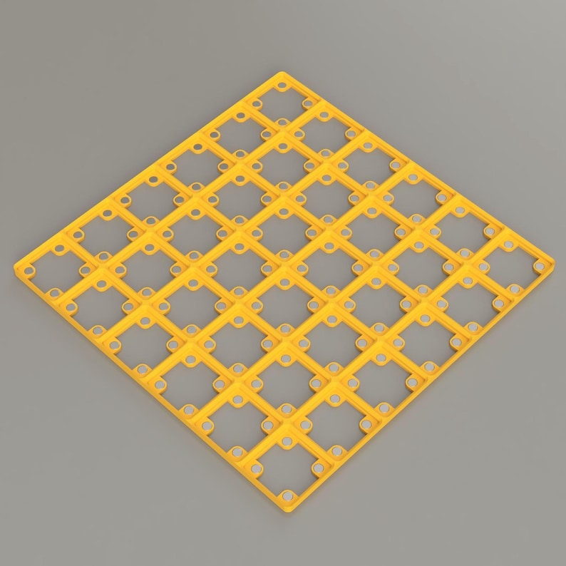 K&ouml;nnte beinhalten: Ein gelbes Kunststoffgitter mit rautenf&ouml;rmigem Design. Das Gitter besteht aus quadratischen &Ouml;ffnungen und kleinen kreisf&ouml;rmigen L&ouml;chern, wodurch ein gitterartiges Muster entsteht. Das Objekt befindet sich vor einem grauen Hintergrund.