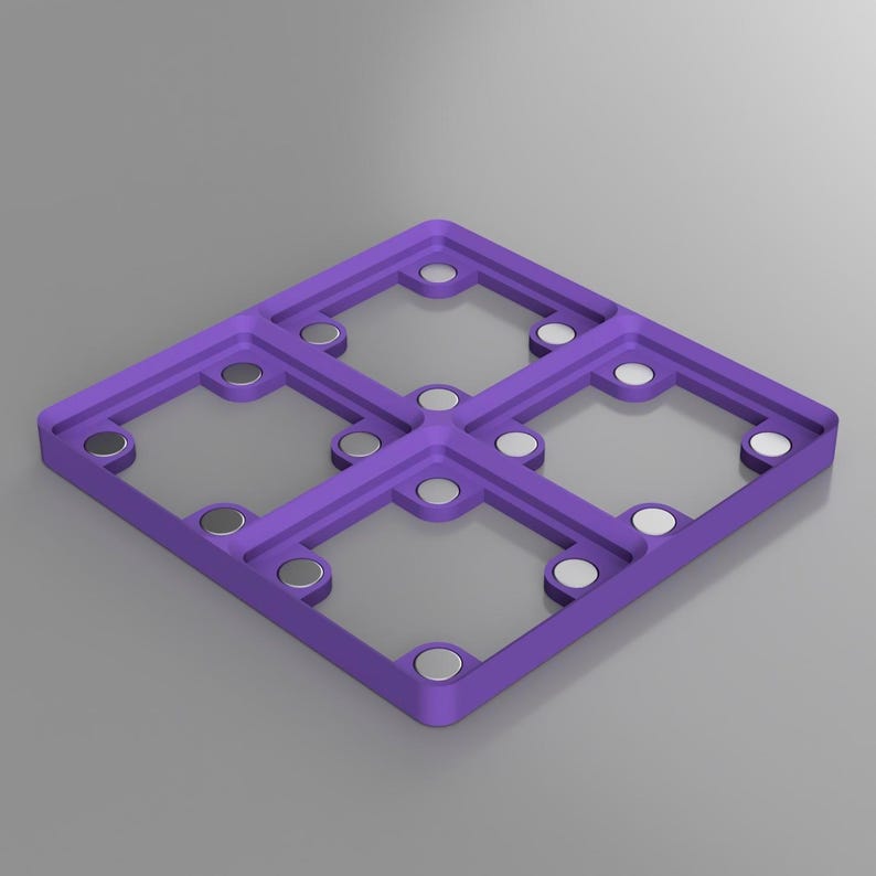 K&ouml;nnte beinhalten: Ein lila geometrisches Puzzle mit einem gitterartigen Design. Es hat vier quadratische &Ouml;ffnungen, jede mit kleinen, kreisf&ouml;rmigen Magneten. Die Gesamtform ist eine Raute mit glatter, matter Oberfl&auml;che.