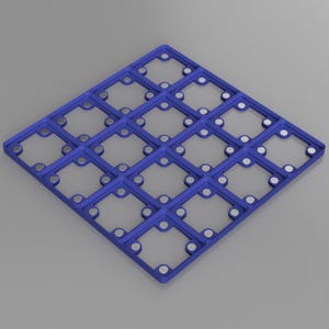 K&ouml;nnte beinhalten: Blaues gitterartiges Gebilde mit einem Rautenmuster. Jedes Quadrat im Gitter hat in jeder Ecke ein kleines, kreisf&ouml;rmiges, silberfarbenes Element. Die Struktur ist vor einem grauen Hintergrund angeordnet. Das Design scheint ein 3D-gedrucktes Objekt zu sein.