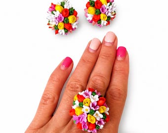 Ensemble de bijoux floraux. Bague et boucles d'oreilles en pâte polymère professionnelle. Cadeau pour elle