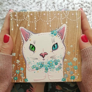 Hand- painted portrait of white cat with flowers "Cute white kitty" 13x13x4,5. Made on wood with a ceramic paint.