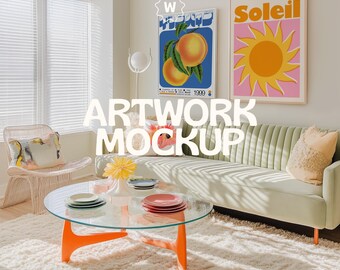 Op de afbeelding: Een woonkamer interieurontwerp mockup met twee ingelijste kunstprints, een groene bank met een geel kussen, een witte rieten stoel met een kleurrijk kussen, een glazen salontafel met kleurrijke borden en een wit shag tapijt. De kunstprints tonen een perzikontwerp met de tekst "W 1999" en een zonontwerp met de tekst "Soleil". De tekst "ARTWORK MOCKUP" wordt in het midden van de afbeelding weergegeven. De tekst "THE WHITE SPACE." wordt in de rechterbenedenhoek van de afbeelding weergegeven.