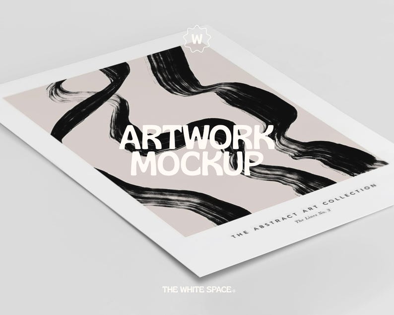 Może przedstawiać: Makieta minimalistycznego wydruku artystycznego z czarnymi pociągnięciami pędzla na jasnor&oacute;żowym tle. Tekst "ARTWORK MOCKUP" jest biały, a tekst "THE ABSTRACT ART COLLECTION The Lines No. 1" jest czarny u dołu wydruku.