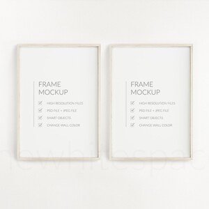 K&ouml;nnte beinhalten: Zwei wei&szlig;e Holzbilderrahmen vor einem wei&szlig;en Hintergrund. Die Rahmen sind quadratisch und haben ein schlichtes Design. Der Text "FRAME MOCKUP" steht in der Mitte jedes Rahmens. Der Text unter dem Titel listet die Merkmale des Mockups auf: "HIGH RESOLUTION FILES", "PSD FILE + JPEG FILE", "SMART OBJECTS" und "CHANGE WALL COLOR".