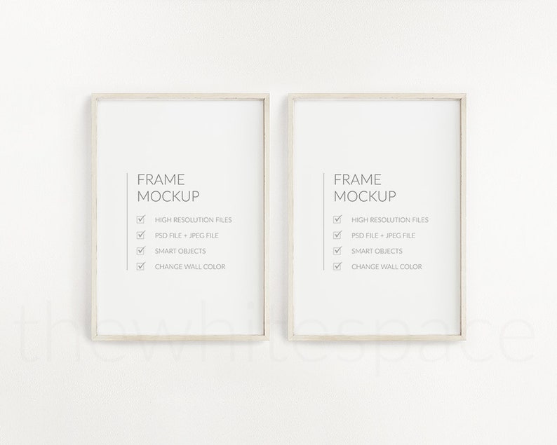 K&ouml;nnte beinhalten: Zwei wei&szlig;e Holzbilderrahmen vor einem wei&szlig;en Hintergrund. Die Rahmen sind quadratisch und haben ein schlichtes Design. Der Text "FRAME MOCKUP" steht in der Mitte jedes Rahmens. Der Text unter dem Titel listet die Merkmale des Mockups auf: "HIGH RESOLUTION FILES", "PSD FILE + JPEG FILE", "SMART OBJECTS" und "CHANGE WALL COLOR".