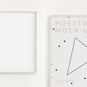 K&ouml;nnte beinhalten: Ein wei&szlig;er Poster-Rahmen-Mockup mit dem Text "POSTER MOCK-UP" und einem schwarzen Dreieck mit schwarzen Punkten auf wei&szlig;em Hintergrund. Der Text "YOUR WORK HERE" befindet sich am unteren Rand des Rahmens.